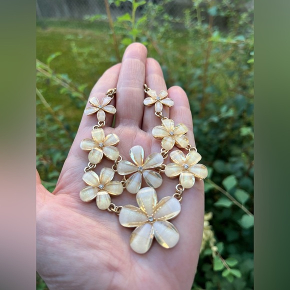 New in box Handmade Floral Necklace in Gold and Cream - Picture 9 of 11